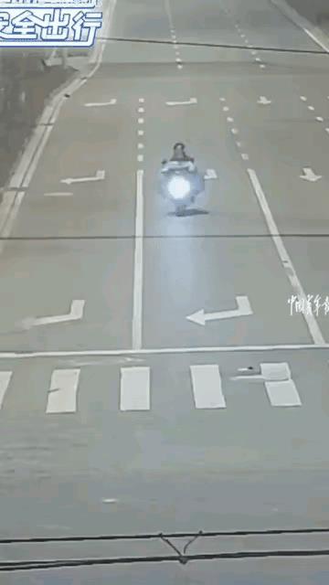 急不可待你侬我侬，结果车翻人仰。