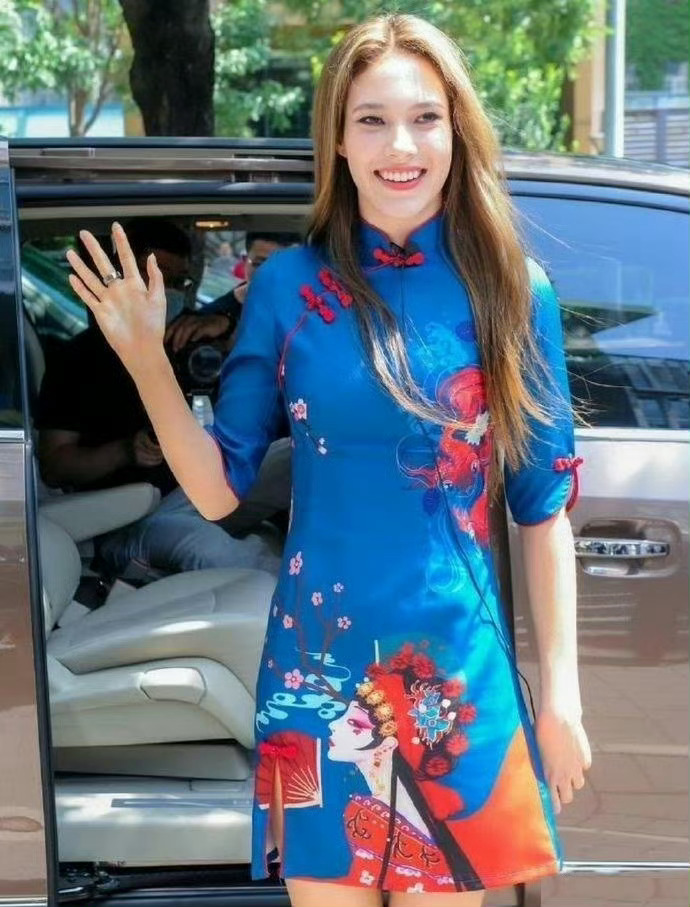 谷爱凌真的很会讨中国人喜欢，回到了中国就是地地道道的中式打扮 ​​​