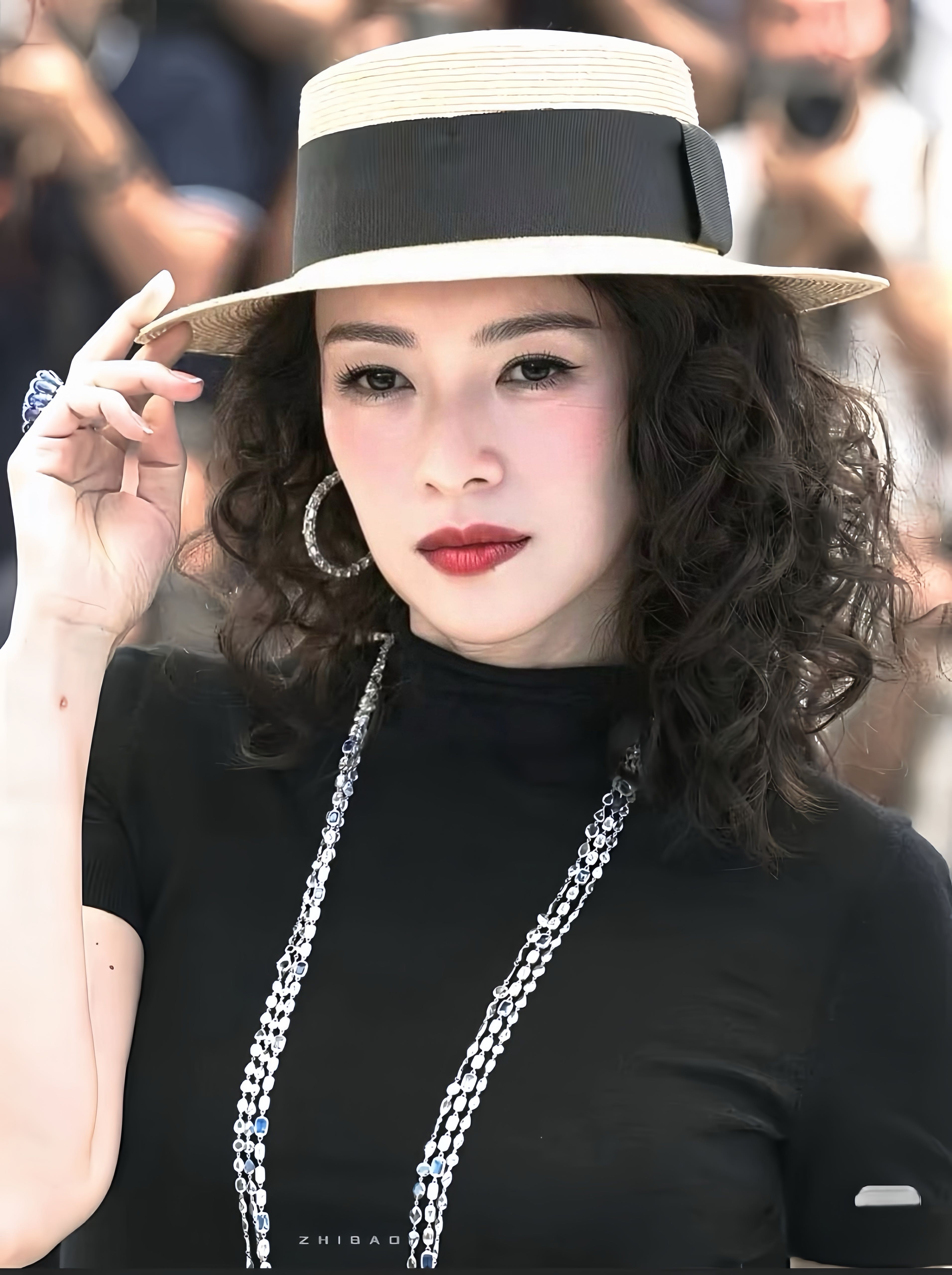 真替章子怡捏一把汗
虽然主演的《酱园弄》定档了
但是有个坏消息等着她，那就是她看