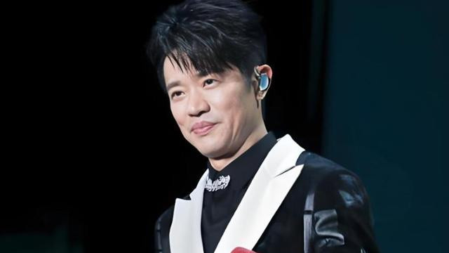 事情的开端要从一场看似平常的演唱会彩排说起，在凤凰传的演唱会彩排照片中，曾毅佩戴的一块手表格外醒目