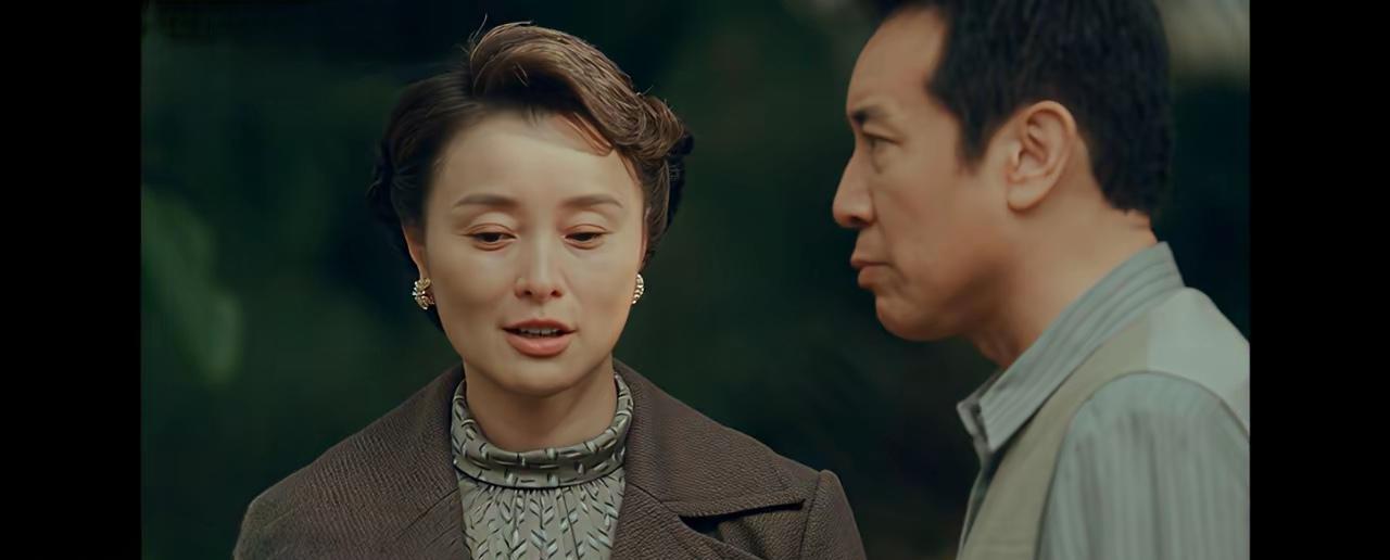 追剧《沉默的荣耀》朱枫（吴越饰演）应吴石夫人邀请，来到吴石家中做客。吴石避开家人