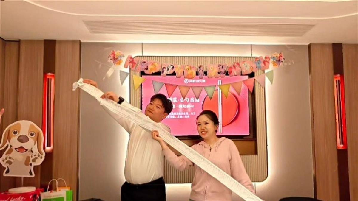 【火锅店里办婚礼！太原新人140位亲友海底捞吃席，两米账单惊呆网友】
