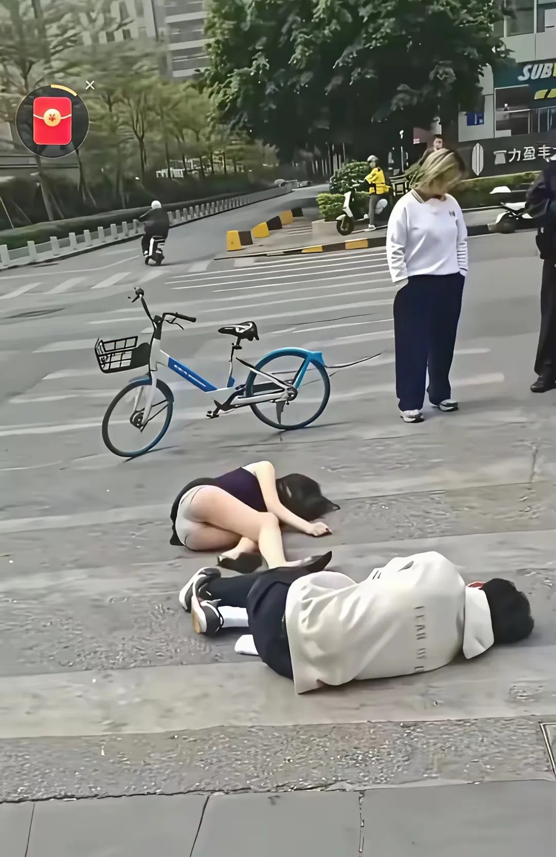这起交通事故，你觉得是谁的错？
现在的一些交通事故中，结果并不严重，但双方都会选