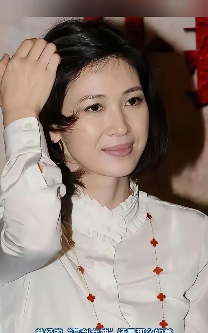 这才是人见人爱、花见花开的天然美女，怎么这么多年过去了，她还是和拍“田雨”时一样