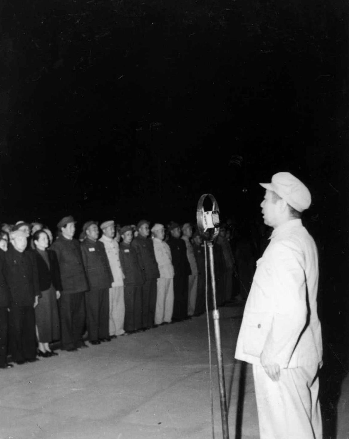 1949年9月30日傍晚，周恩来总理在人民英雄纪念碑奠基典礼上致辞的照片。奠基仪