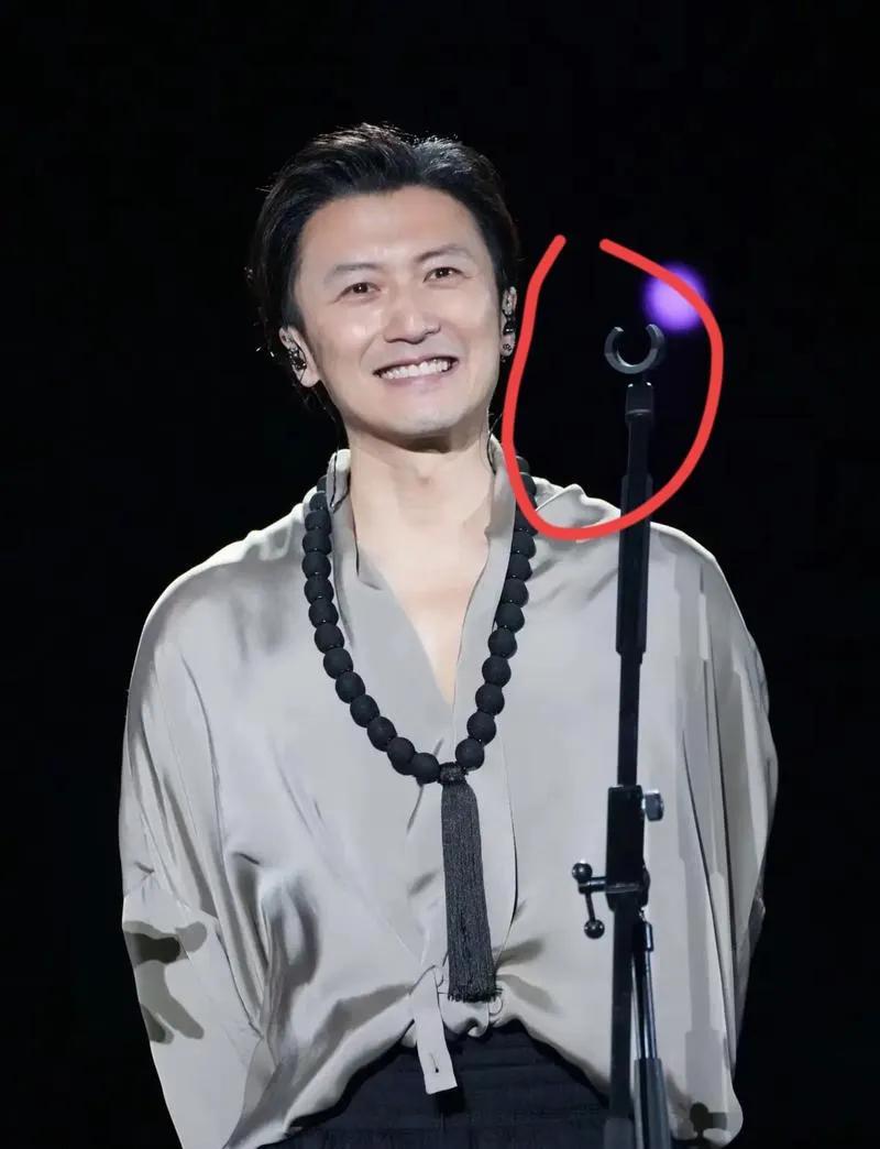 我只嫉妒谢霆锋一件事
不是他的舞台效果，不是他的明星朋友
更不是他的高价演唱会，