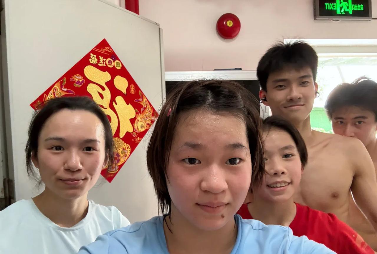 08月09日，全红婵瘦了不少，许久不见的全红婵，终于晒出自己的正面照了，看见小脸