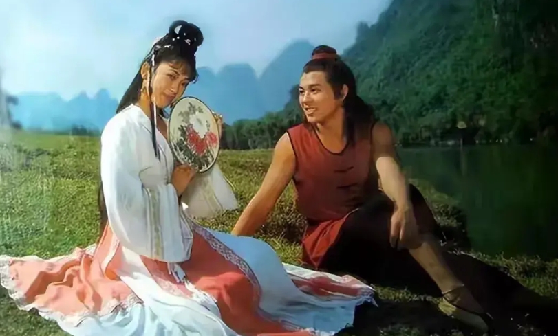 原来李连杰并不是在爱上利智后和黄秋燕离婚，而是早在少林寺大火后就想和黄秋燕分手，