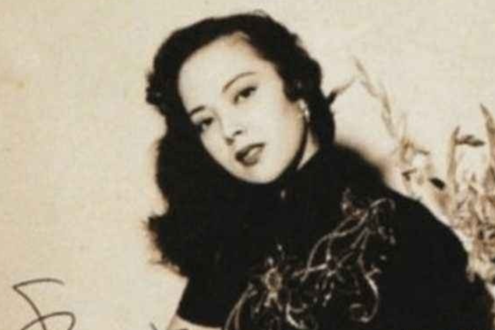 1938年10月，18岁的女歌星李香兰作为“日满亲善”代表首次回日本，对祖国日本