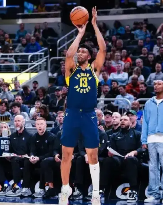 这个步行者球员很关键！
NBA出名的流浪汉，托尼布拉德利，先后在湖人、公牛、爵士