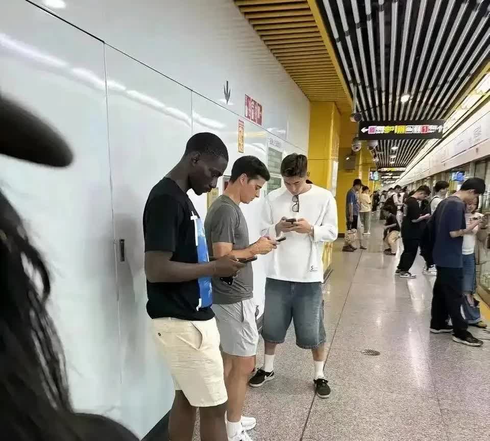 有上海申花球迷拍到申花几名外援业余时间坐地铁，发现他们与球场上完全不同！
这张