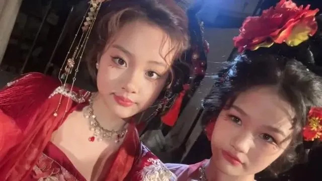 李小璐12岁女儿拍古装照，甜馨穿红色纱裙超像妈妈，越长越漂亮