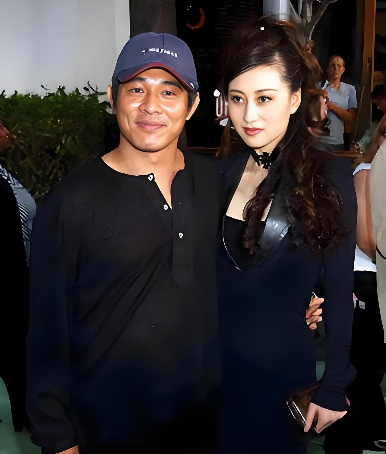 #明星#
这是2001年，著名武打巨星李连杰，携妻子利智，出席电影《龙之吻》首映