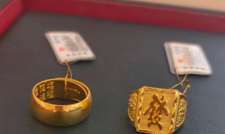 父亲节给爸爸选金戒指，但是最后在这两枚之间选不出来了，老公让我都买下来……
我说