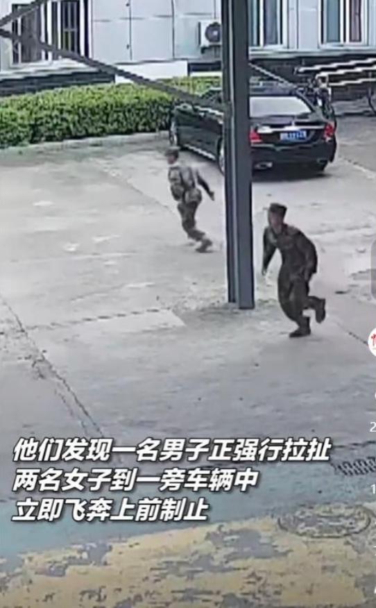 浙江金华，武警巡逻途中，听到呼救声，果断制伏强拉女子的男子。



6月23日，