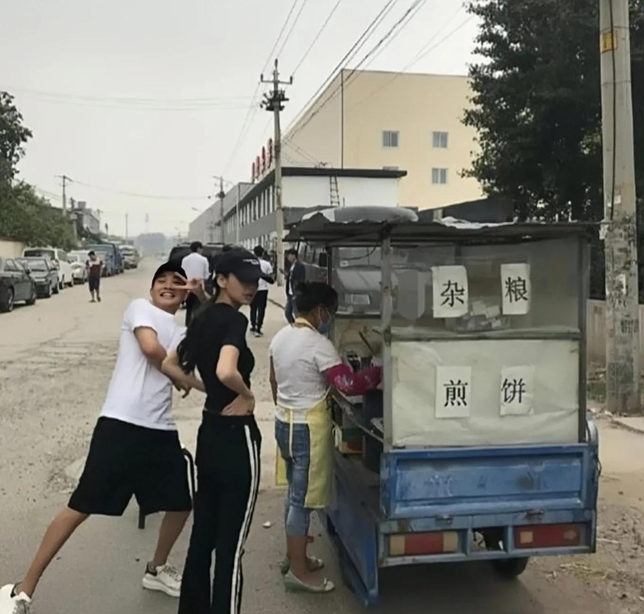 baby这是在哪儿吃杂粮煎饼呢？
这样简单朴素的小摊估计她平时也没吃过吧？
果然