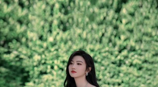 刘亦菲：娱乐圈的独特存在

刘亦菲又上热搜了！她去海口探班彭冠英的传闻一出，