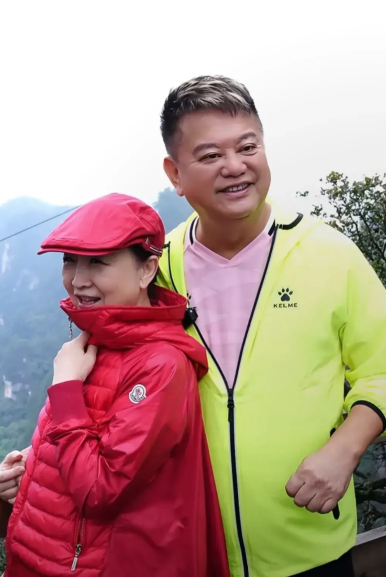 陈百祥带着老婆黄杏秀现身巴中光雾山旅游。
七十出头的陈百祥身材发福，但是脸色红润