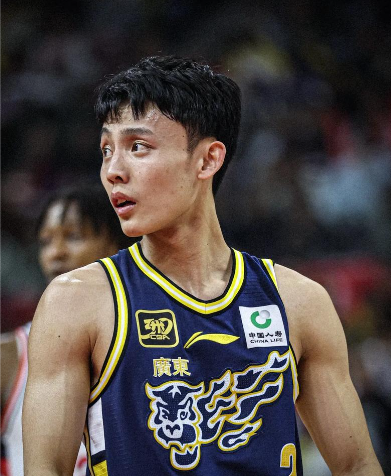 徐杰有组织有投射，甚至还能挡拆一步直接干拔三分，场上这些人可以吗？