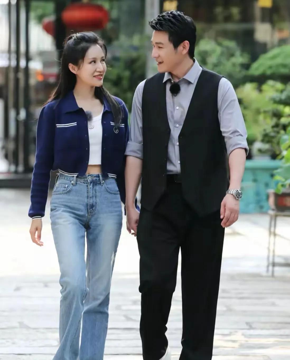 陆毅快被鲍蕾哄成胚胎了，现在都学会自我攻略了，鲍蕾说自己不会做饭是因为陆毅不让自