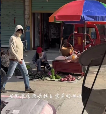 厄运专挑苦命人！安徽淮南，女孩在路边卖黄瓜，男子买了一把却给她转了8万！原来，女