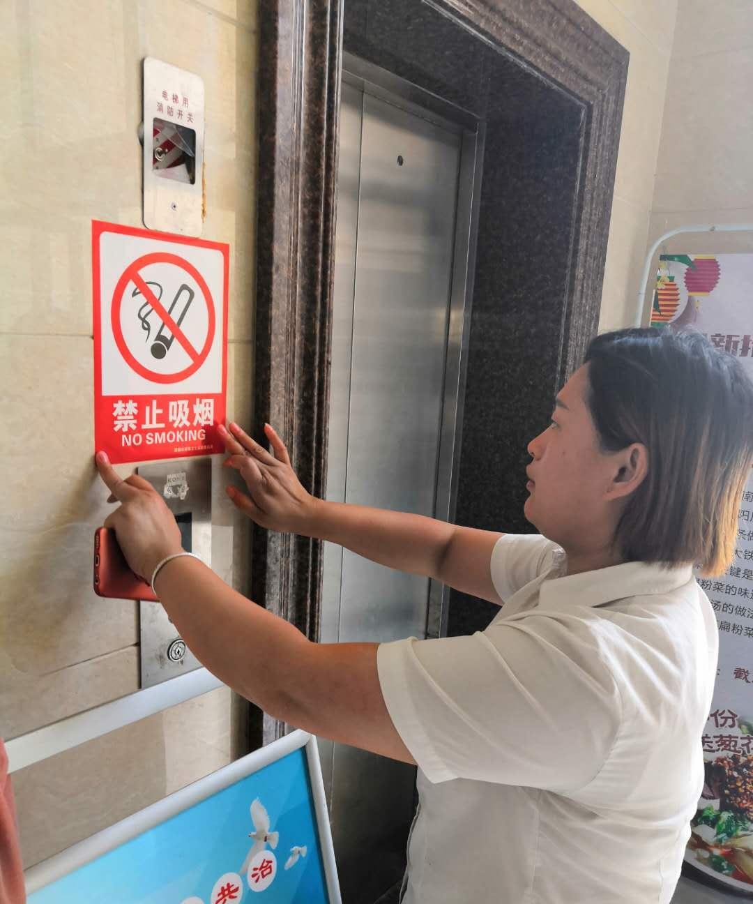 最近打拳是不是转移到禁烟方面了，怎么这么多女的在公共场所故意找茬？
先是一个女的