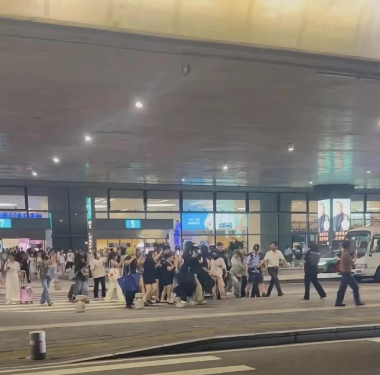 孙颖莎抵达厦门参加明天乒超联赛第二阶段，刚下飞机，在机场里被热情的粉丝疯狂包围拍