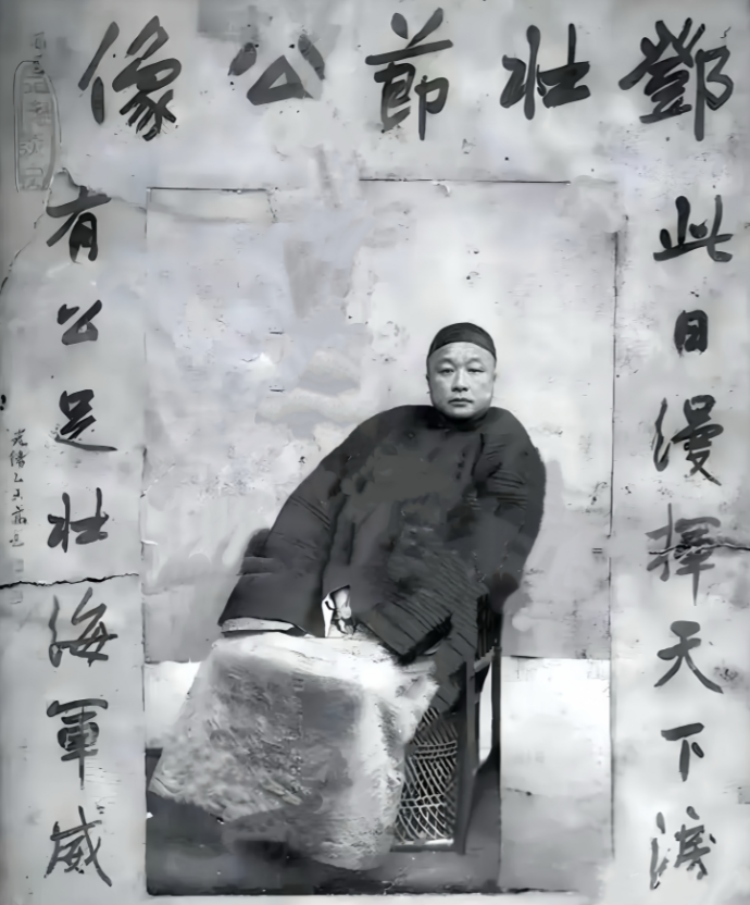 下图是民族英雄邓世昌唯一的便装照，照片中的邓世昌坐在藤木椅上，目光坚定地看向远方