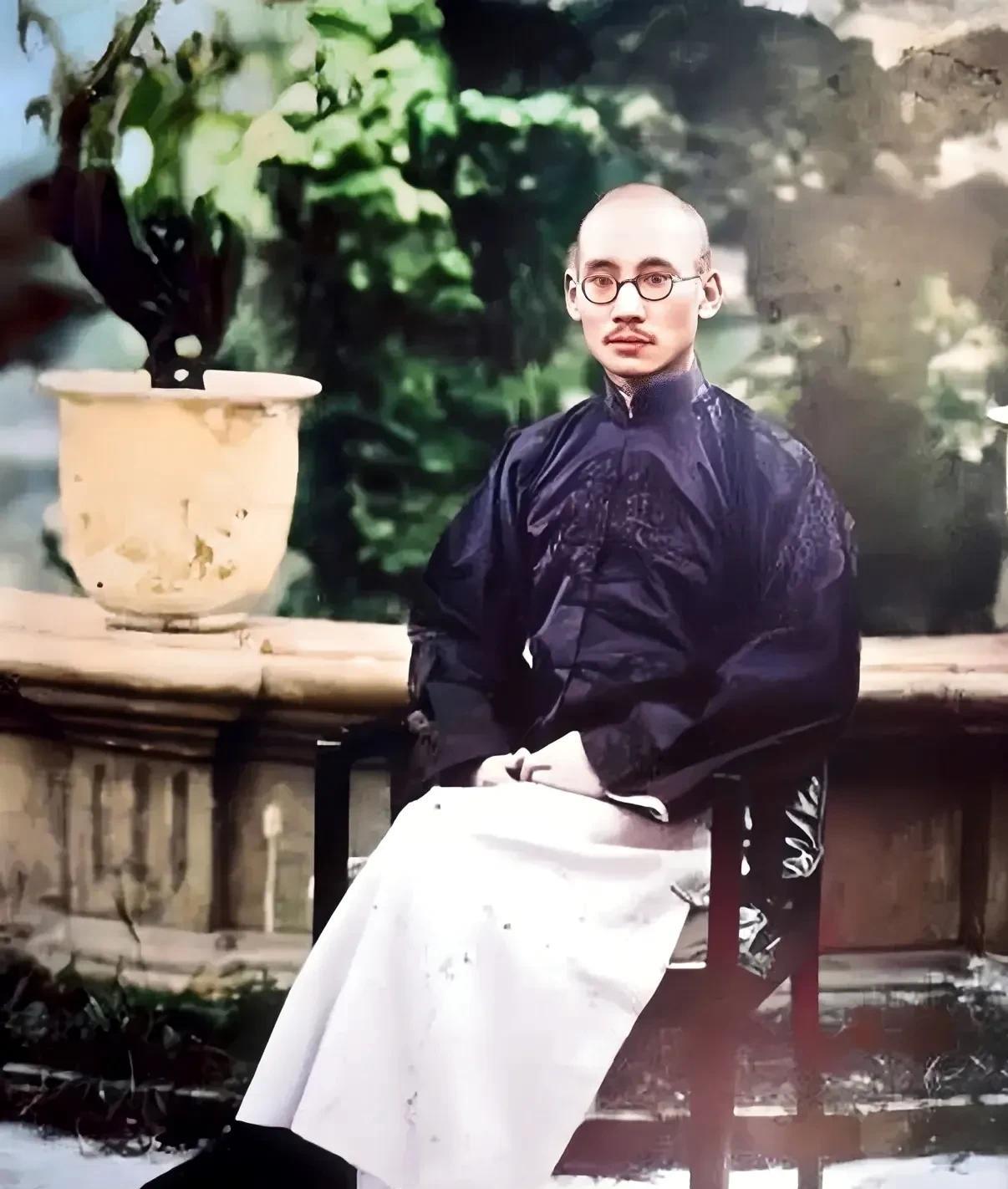 这才是龙云年轻时真实的貌相，这不是演员饰演的，而是他年轻时在云南的真实写照。面貌