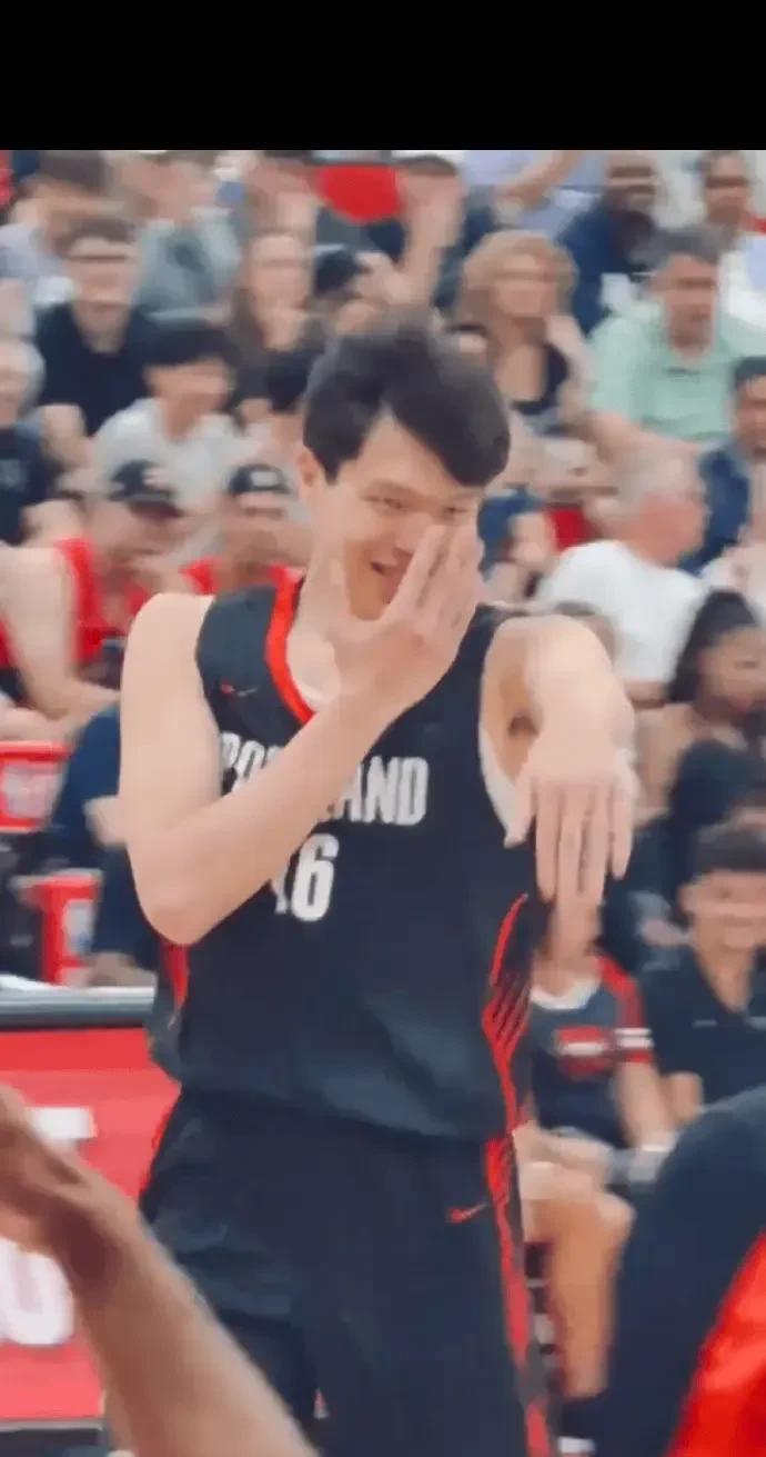 球打得好，远不如会处关系。
杨瀚森在NBA立足的底层逻辑，被他一顿饭整明白了。