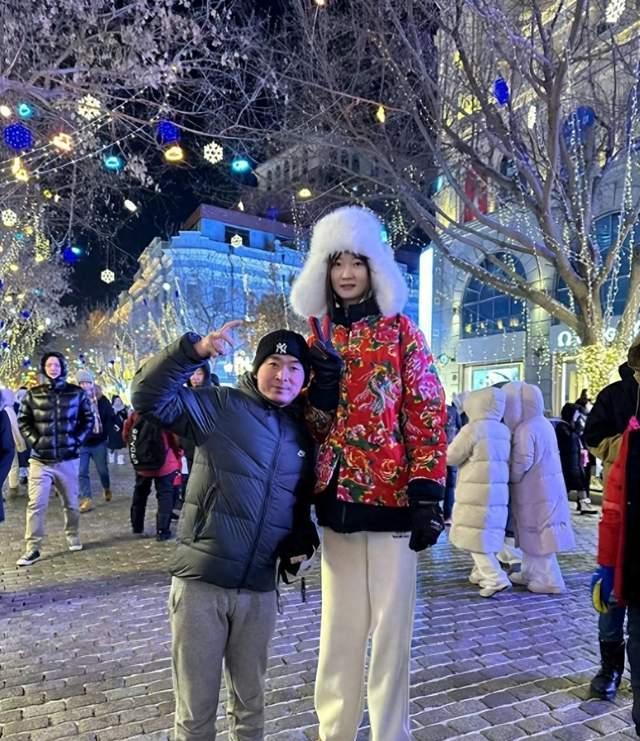 东北20岁女儿，长相貌美如花，身高更是直达2米26，结果，母亲天天为此发愁：白长