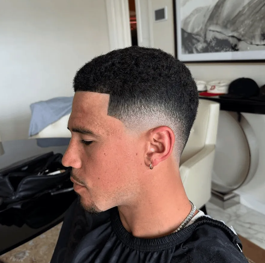 理发师vincethebarber更新动态，晒出自己的客人，德文-布克的新发型。