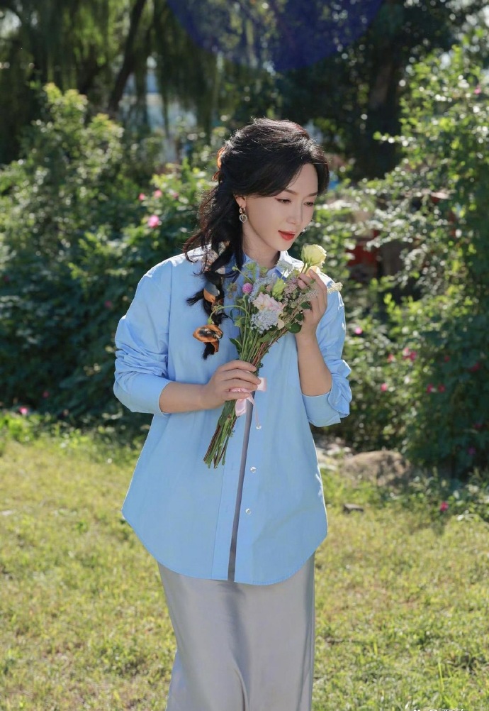 陈数老师这状态也太治愈了吧！
捧花浅笑的模样，整个人都在发光～
在浮躁的娱乐圈里