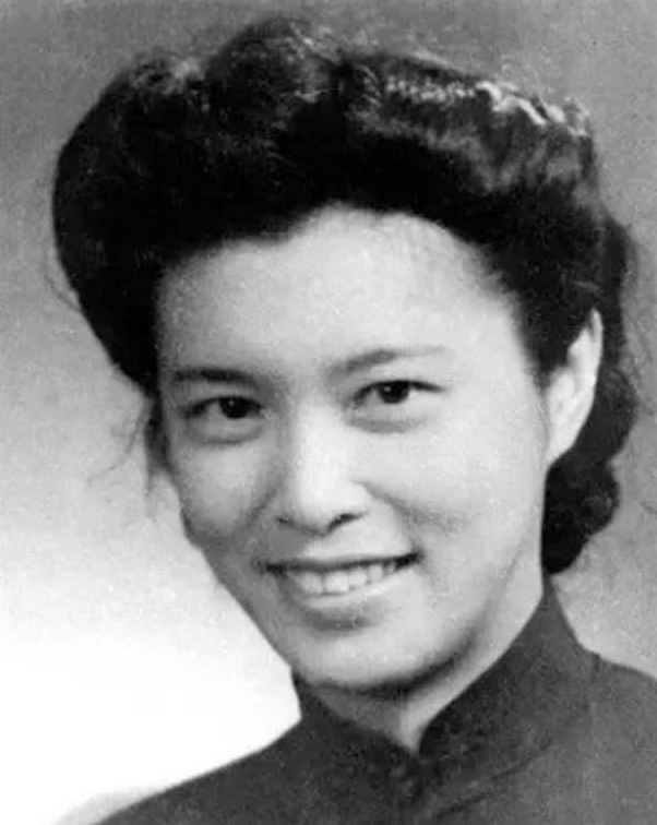 1973年，当乔冠华跟女儿坦诚说，自己要迎娶章含之的时候。女儿乔松都突然爆发了，