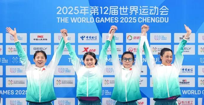 在成都体育学院三岔湖校区游泳馆，“中国加油”声回荡。蹼泳这个长期游离于大众视野的