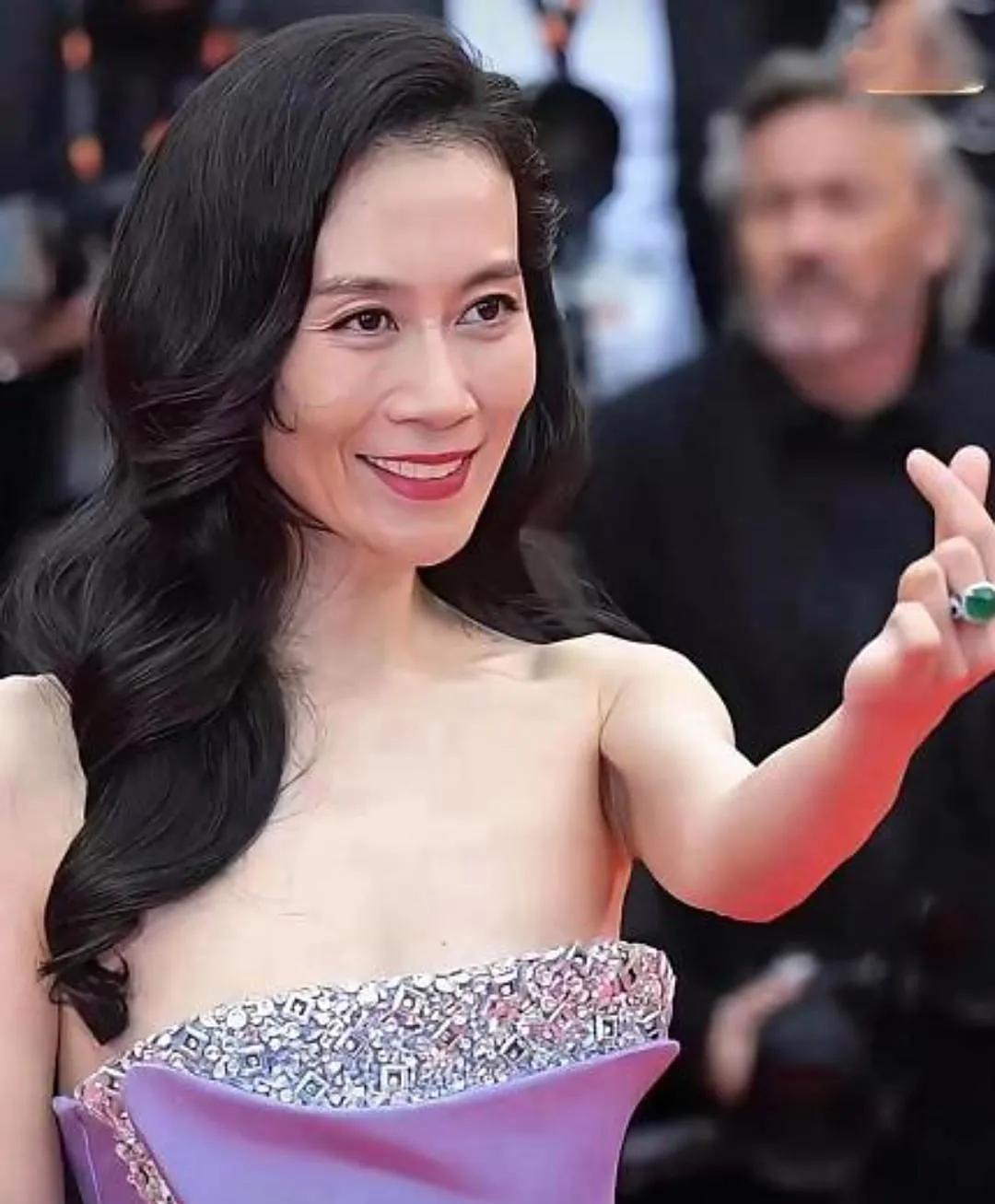 温峥嵘！你真的不适合穿这样的抹胸晚礼服裙，真的怕你滑露下来，那就不好了。
近日！
