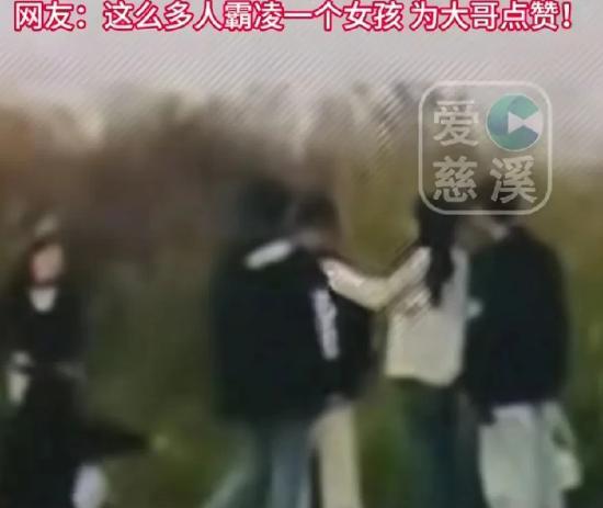 “有我在，没人敢动你！”女孩被多人霸凌，陌生男子仗义出手，女孩的话却令人意外！3