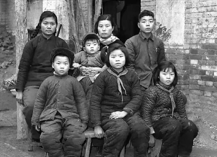 这张照片拍摄于1964年5月，河南省兰考县县委书记焦裕禄去世后他家的全家福。照片