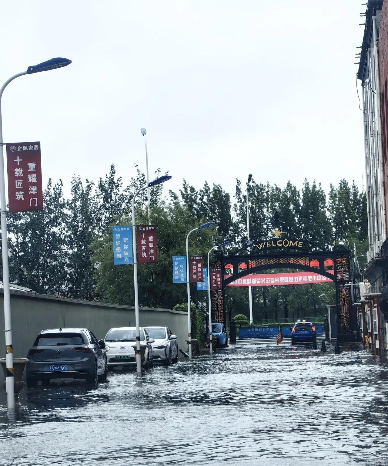 #旅行途中的景色#
刚刚陪小朋友游泳回来，教练教培负责，泳后雨中出院，工作人员积
