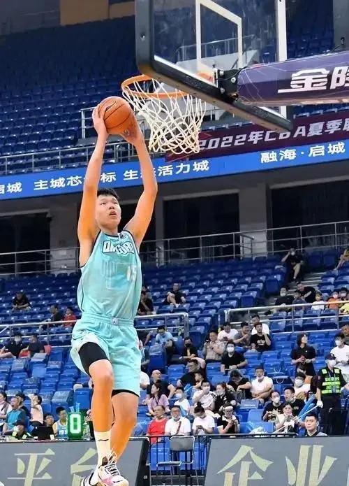 山东球迷应该开心，因为杨瀚森是山东淄博人，淄博除了烧烤，以后还有杨瀚森；中国球迷
