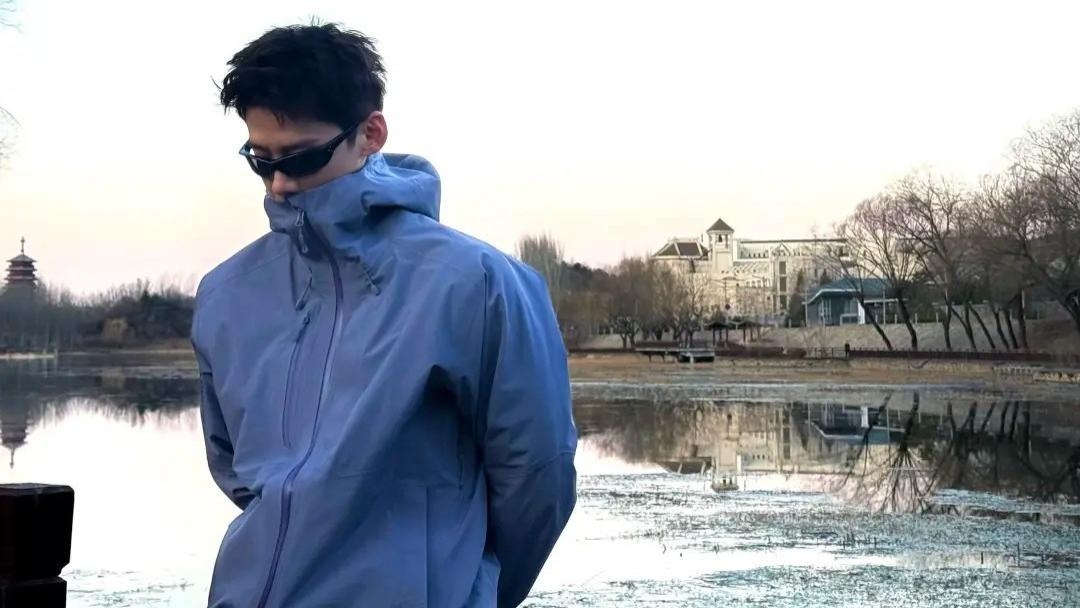 救救直男！别再这么穿冲锋衣了，丑到没女朋友真的不怪你。