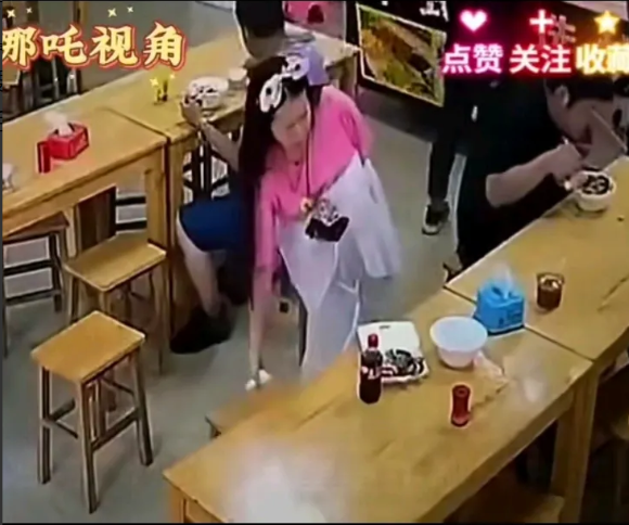 今天看到一个视频，真的是看了心里觉得社会上怎么还有这样的人，忍不住想吐槽一下，有