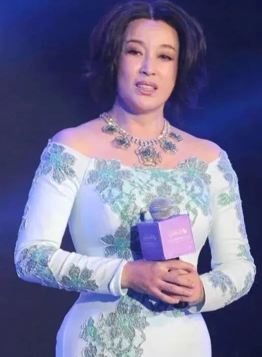 有这样一位女星，虽已70多岁，状态却令人惊叹。她皮肤光滑紧致，身形挺拔，不弯腰也