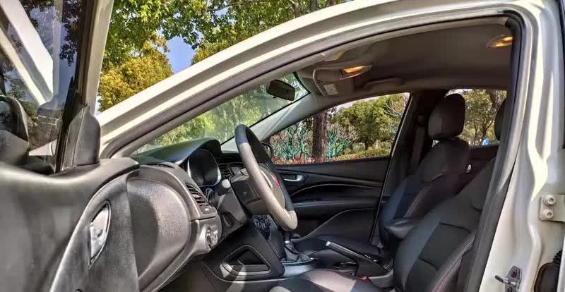 君威1.5T家用轿车，优缺点大揭秘！
君威1.5T作为家用轿车，优缺点都很明显