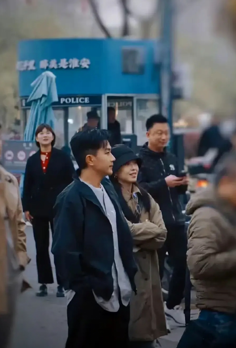 刘恺威被网友偶遇，状态确实让人惊艳！
51岁的人了，皮肤紧致、头发乌黑浓密，走路