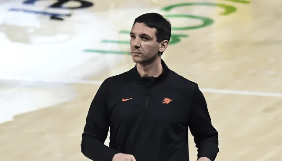 NBA季前赛，雷霆116-112战胜雄鹿。赛后，雷霆主帅马克-戴格诺特接受了采访