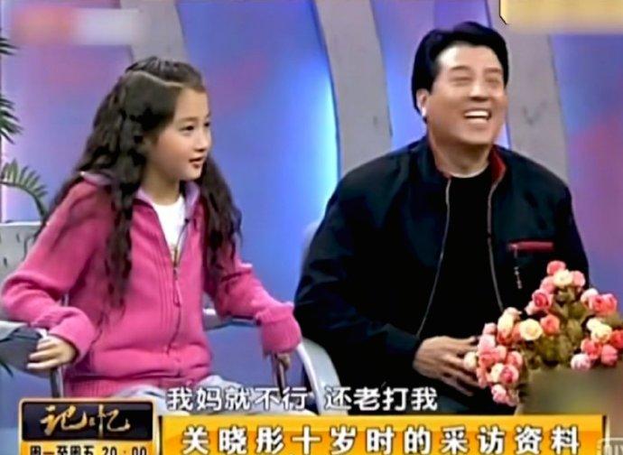 看晓彤小时候的采访就能看出来不一般呐，不怯场口才好，学的文科也不耽误她数学考13