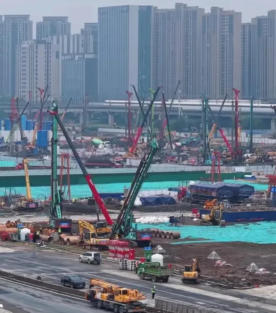 苏州北站和东站都建的热火朝天啊！
相当于苏州又新建了两大铁路枢纽，北站虽说是扩建