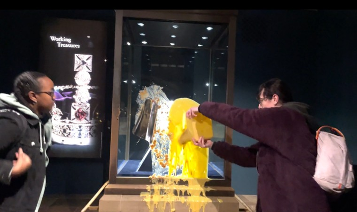 抗议者用食物碎屑抹国宝，伦敦塔关闭