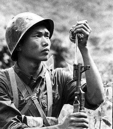 作为中国军迷中广为人知的装备，它独特的设计和历史背景让它充满传奇色彩。
三棱军刺